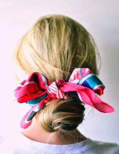 foulard  porté en chignon bas